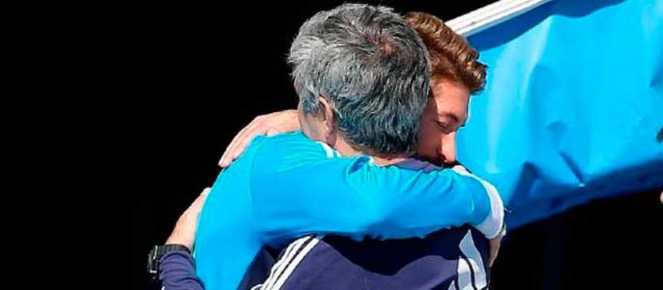 Sergio Ramos y Mourinho se funden en un abrazo (realmadrid.com)