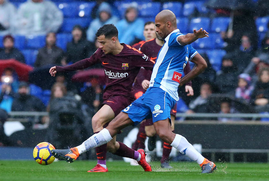 Coutinho controla un balón en el partido ante el Espanyol (Reuters)