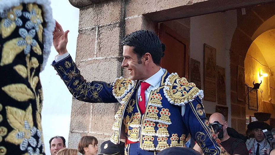 Emilio de Justo en su salida a hombros este sábado en Cáceres junto a Ponce