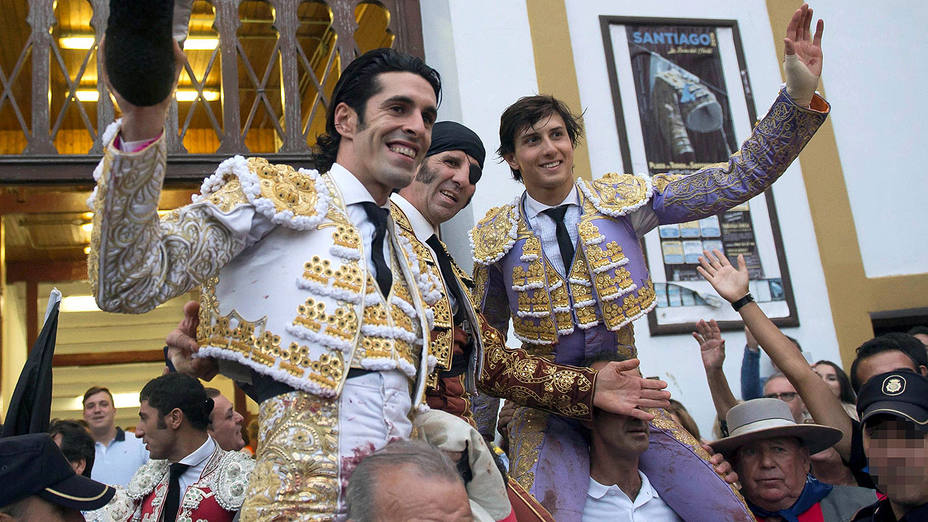 Talavante, Padilla y Roca Rey abandonando a hombros la plaza de toros de Santander este sábado