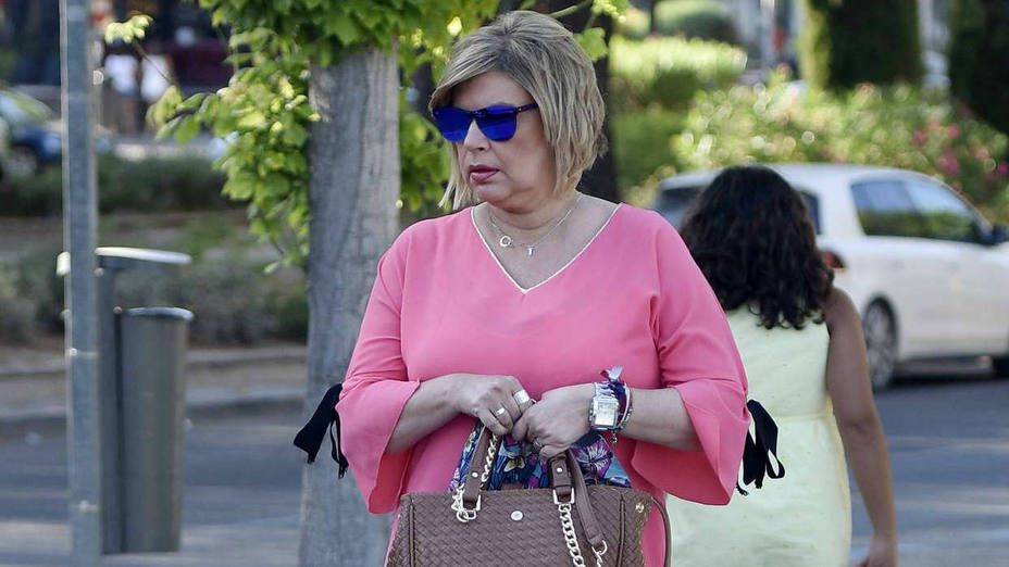 Terelu pasea por las calles de madrid con el colo rosa como apoyo a la lucha contra el cancer