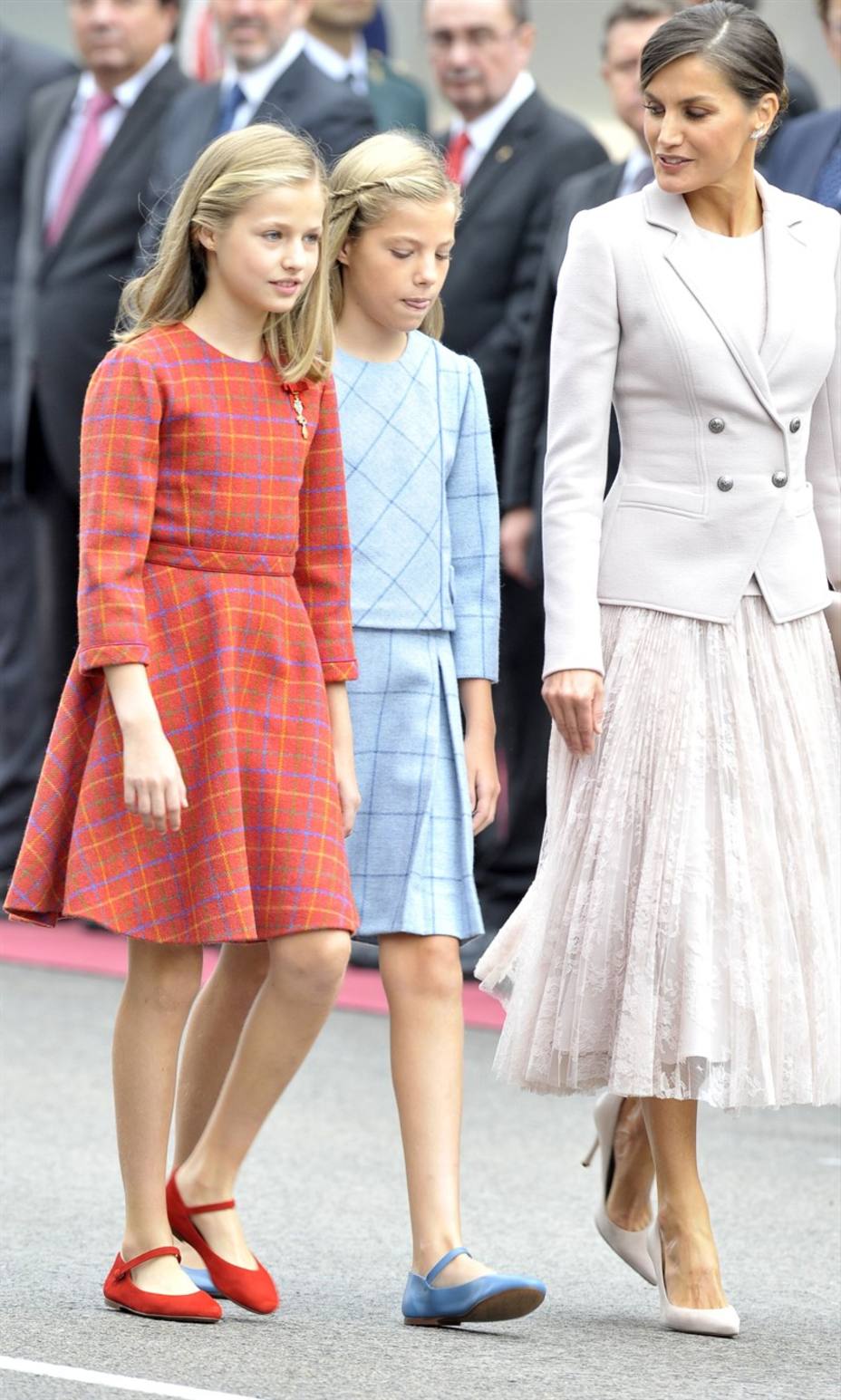 Princesa Leonor e infanta Sofía junto a la reina Letizia