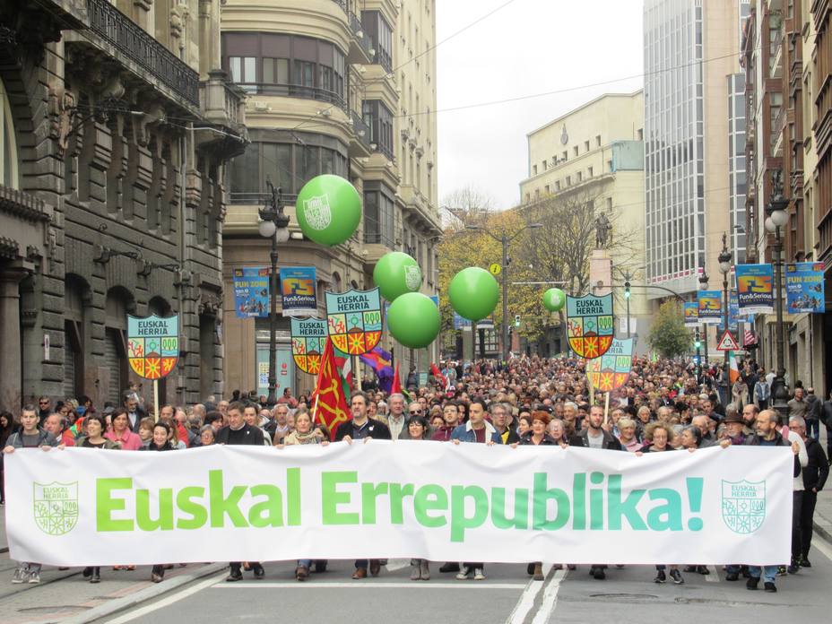 Varios miles de personas reclaman en Bilbao una República Vasca frente a una Constitución cárcel de pueblos