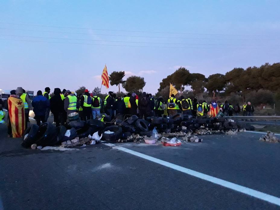 Los CDR cortan la autopista AP-7 en LAmpolla (Tarragona)