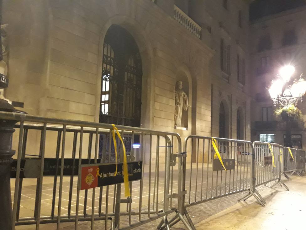 Un activista vuelve a poner lazos en la plaza Sant Jaume de Barcelona