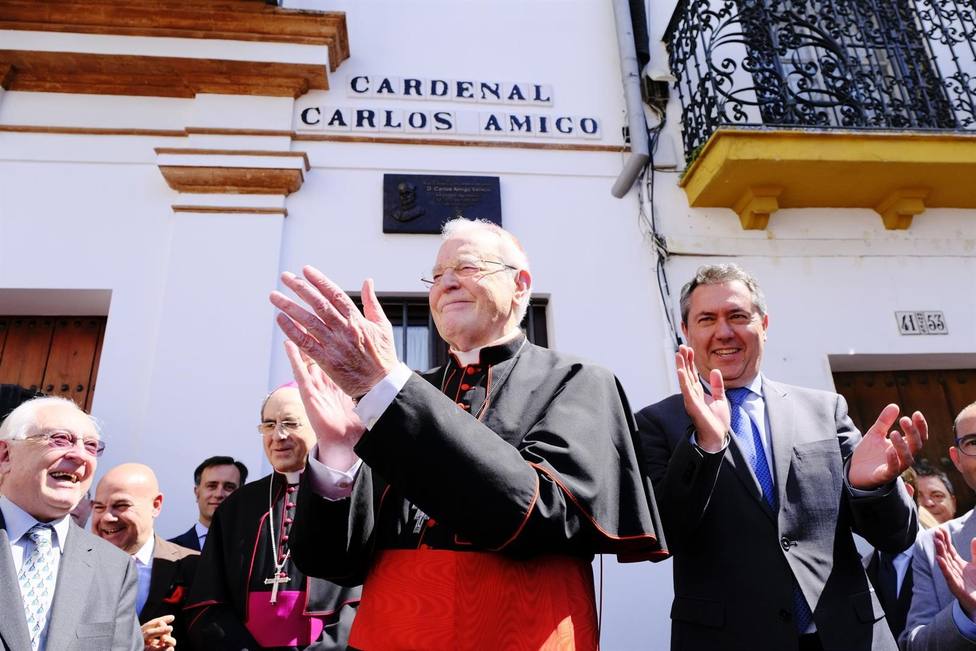El cardenal Carlos Amigo agradece la rotulación de una calle con su nombre