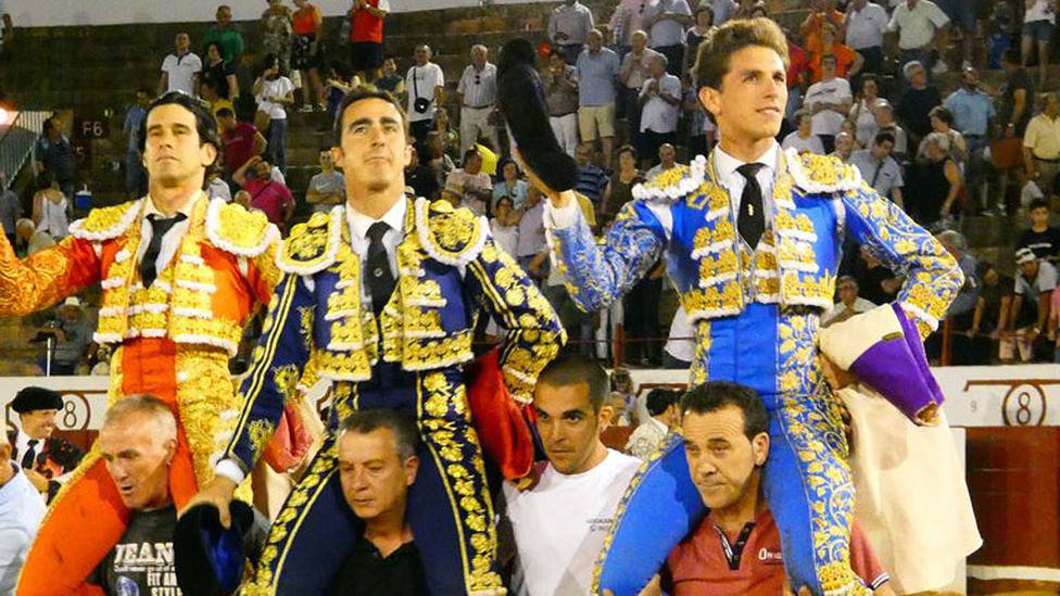 López Simón, El Fandi y Ginés Marín en su salida a hombros este sábado en Manzanares
