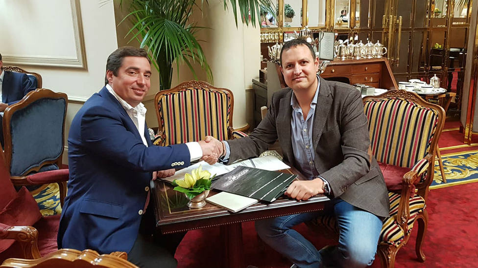 José María Garzón y Alberto García sellando el acuerdo de colaboración entre sus dos empresas
