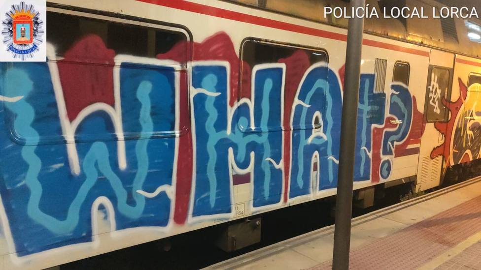 Investigan a 4 jóvenes de Málaga por hacer grafitis en los trenes de la estación de Lorca