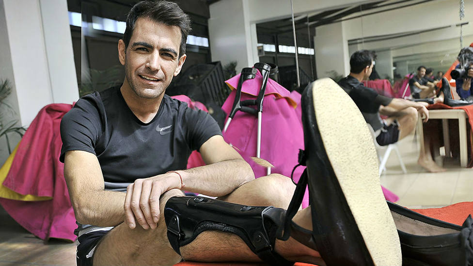 Arturo Macías mostrando la férula ortopécica que utilizará en la pierna derecha para volver a torear