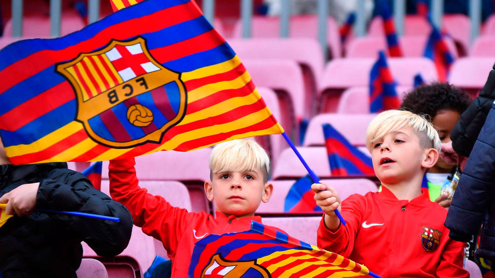 La grada del Camp Nou, con jóvenes aficionados del Barça durante la temporada 2019-2020. CORDONPRESS