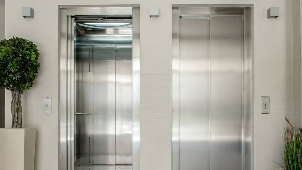 La Junta y AVRA instalarán ascensores en 90 viviendas de Sevilla