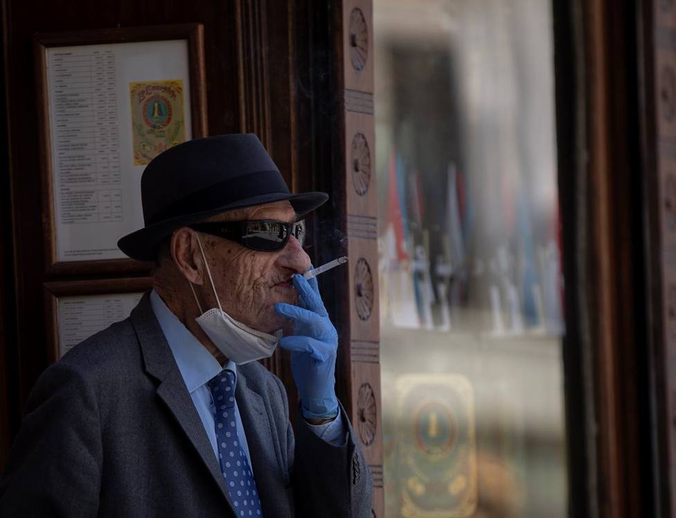 Anciano fuma un cigarrillo en tiempos de Covid