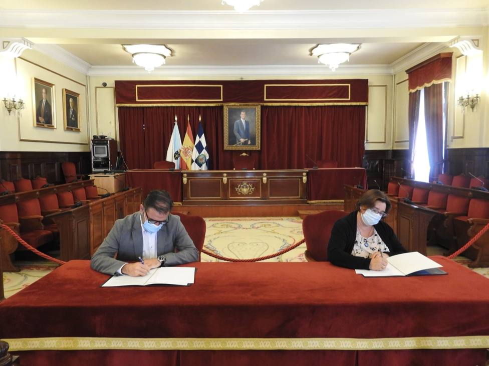 Firma del convenio en el salón de plenos del Ayuntamiento - FOTO: Concello de Ferrol