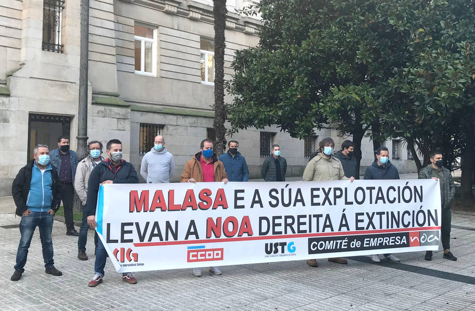 Trabajadores y delgados sindicales en su concentración ante el TSXG en A Coruña - FOTO: CIG