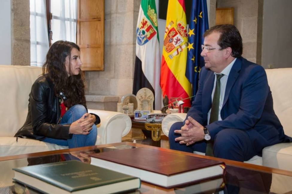 El presidente de Extremadura, Fernández Vara, junto a la portavoz de UP Irene de Miguel (Archivo)