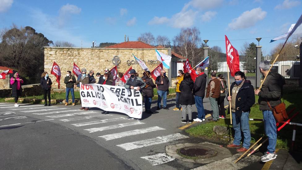 Trabajadodores y delegados sindicales se concentraron a las puertas de Galicia Textil - FOTO: Cedida