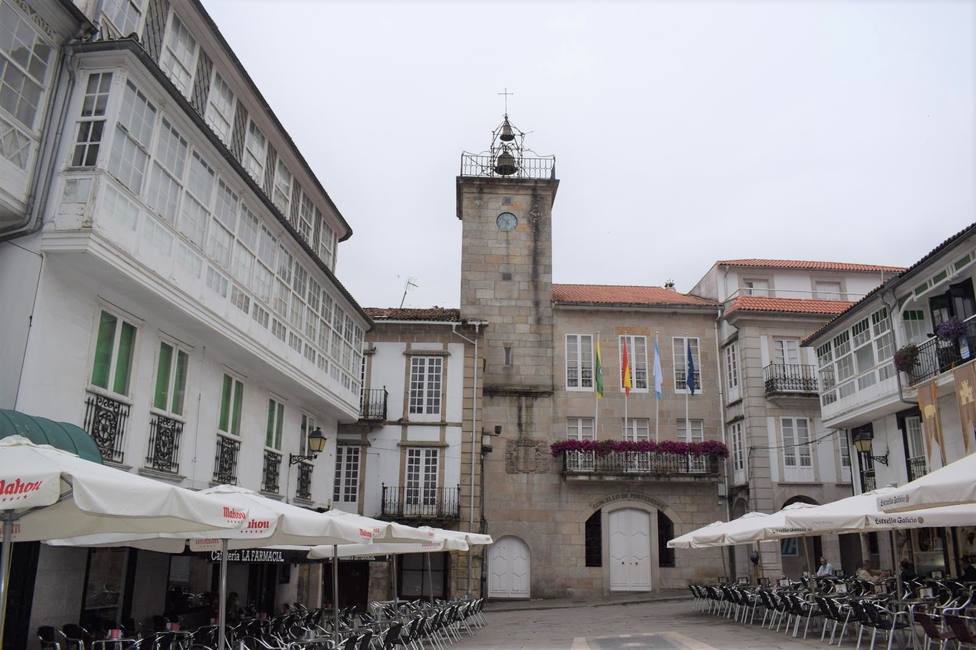 Plaza Real de Pontedeume con el Ayuntamiento al fondo - FOTO: Concello de Pontedeume