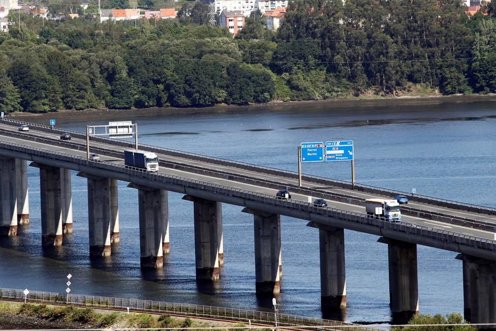 Puente de la Autopista AP-9 sobre la ría, en la zona de O Couto -FOTO: EFE / Kiko Delgado