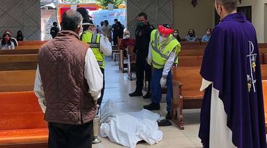 La historia de Juan, un hombre de 60 años entra en la iglesia para rezar y muere de rodillas frente al altar