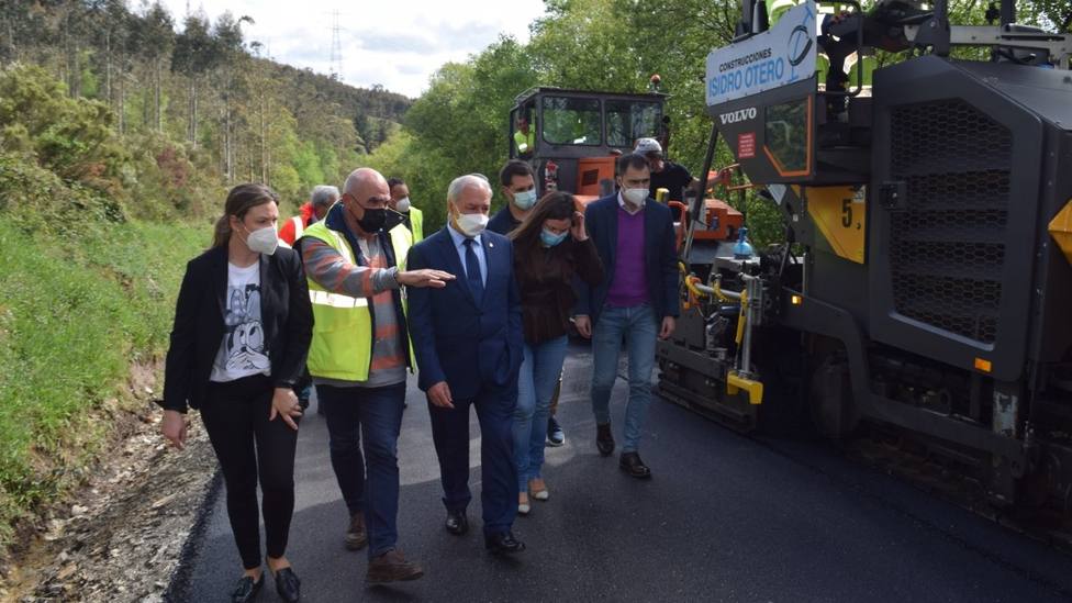 Visita institucional a las obras de la carretera provincial que une Augaxosa y Trabada