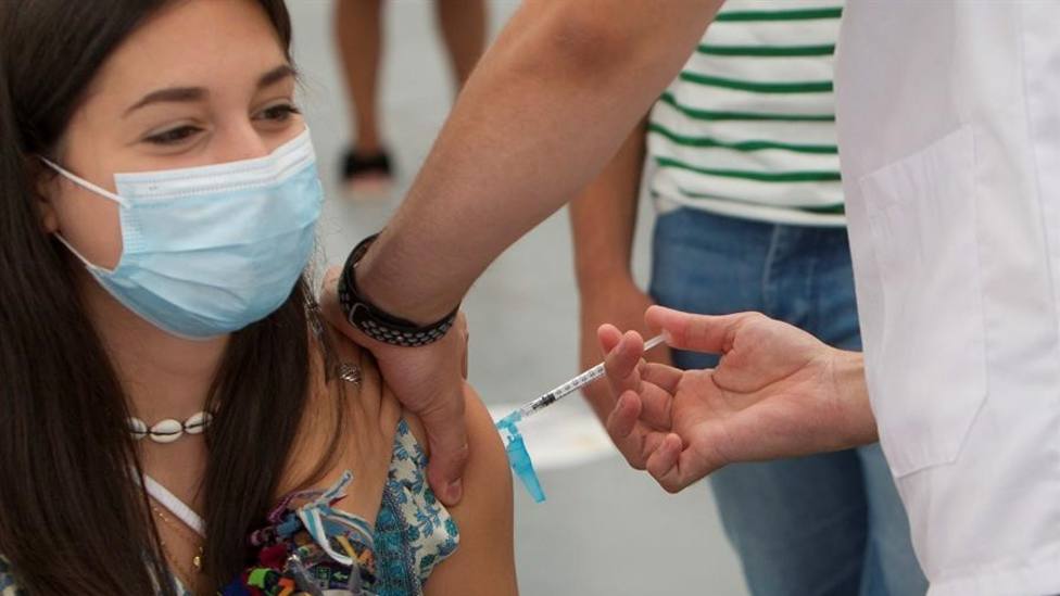 Una joven recibe la vacuna contra la covid