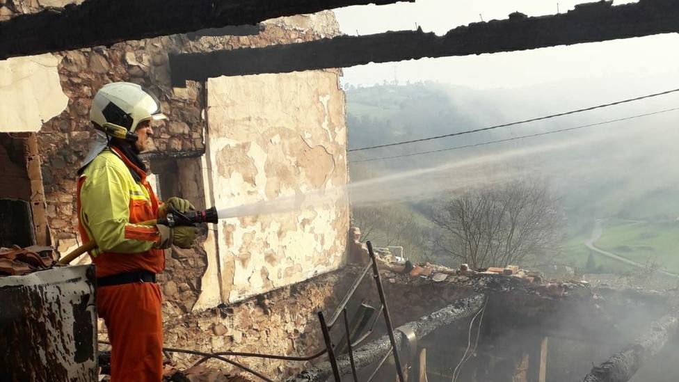 Casa destruida por un incendio forestal en Grado
