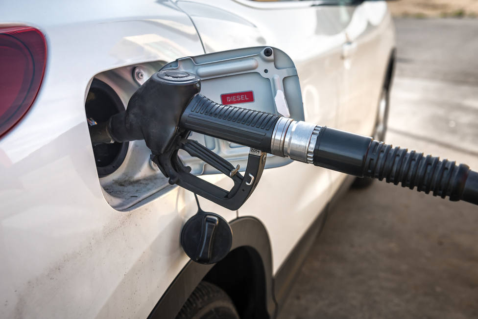La gasolina y el gasóleo caen más de un 2 % y siguen en mínimos desde mayo