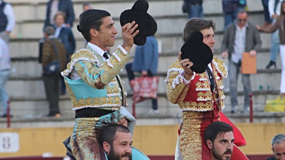 Ángel Téllez y Juan Leal en su salida a hombros este domingo en Casarrubios del Monte (Toledo)