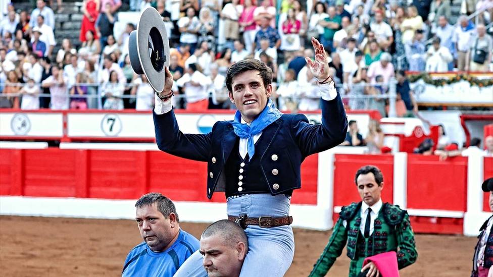 Guillermo Hermoso de Mendoza en su salida a hombros este viernes en Santander