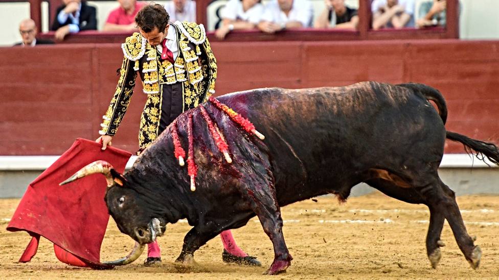 Derechazo de Álvaro Burdiel durante su actuacíon este domingo en Las Ventas