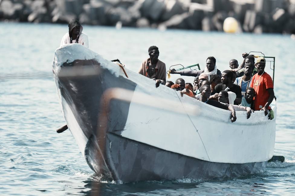Decenas de migrantes a su llegada al puerto de La Restinga