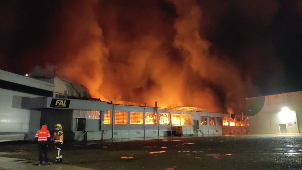 Un incendio calcina la fábrica de Calzados Fal en Arnedo