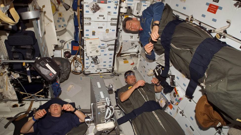 La NASA desvela el truco que siguen los astronautas para dormir bien en el espacio