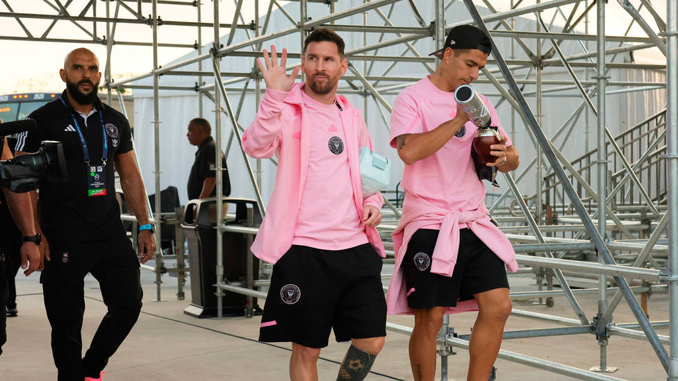 Leo Messi saluda a unos aficionados antes de un partido de fútbol. CORDONPRESS