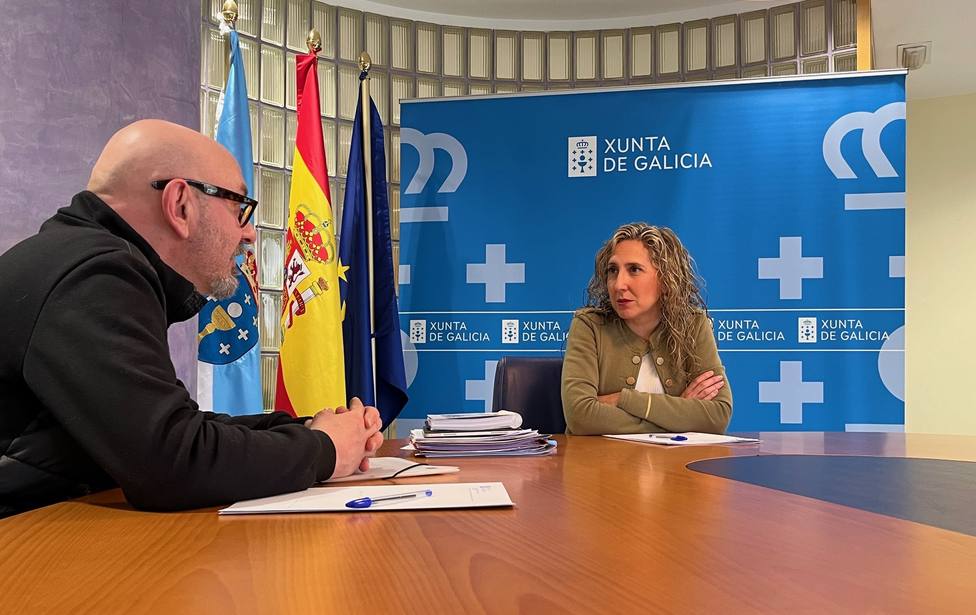 Eduardo Hermida y Martina Aneiros en su encuentro en el edifico de la plaza de España - FOTO: Xunta
