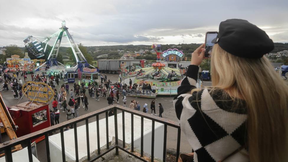 Una feria de atracciones durante unas fiestas de pueblo