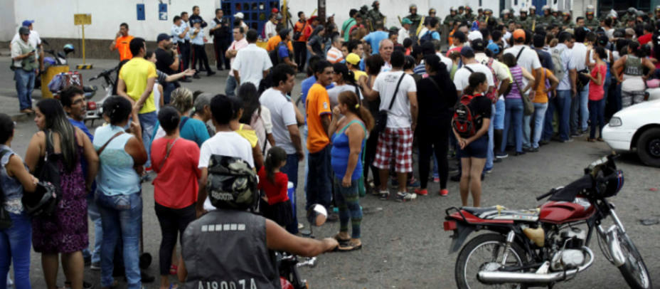 Venezolanos haciendo colas para cruzar con la frontera con Colombia. REUTERS