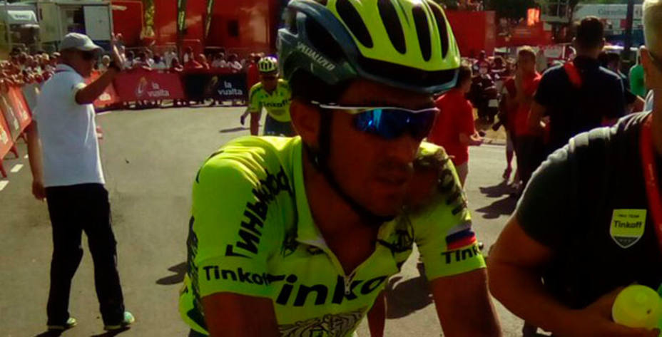Alberto Contador, a su llegada a la meta, magullado tras la caída (FOTO - @lavuelta )