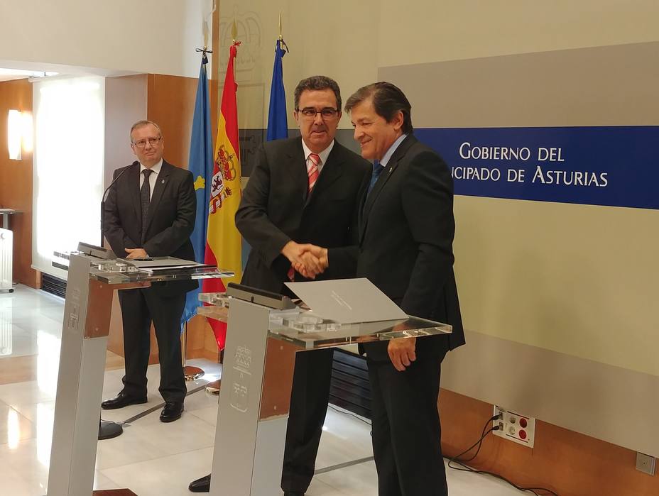 Javier Fernández y José Arnáu firman el convenio