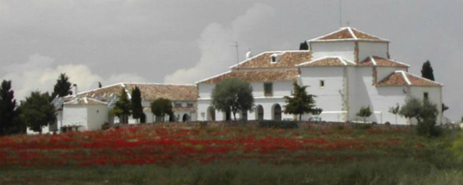 Actual ermita de Manjavacas, en el término municipal conquense de Mota del Cuervo, junto a la cual se alzaba el mesón en el que se armó caballero Don Quijote. EFE