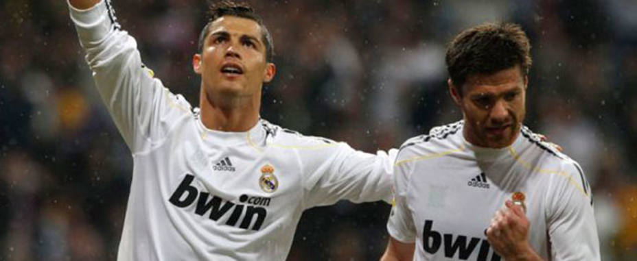 Cristiano Ronaldo y Xabi Alonso, durante su etapa juntos en el Real Madrid. REUTERS