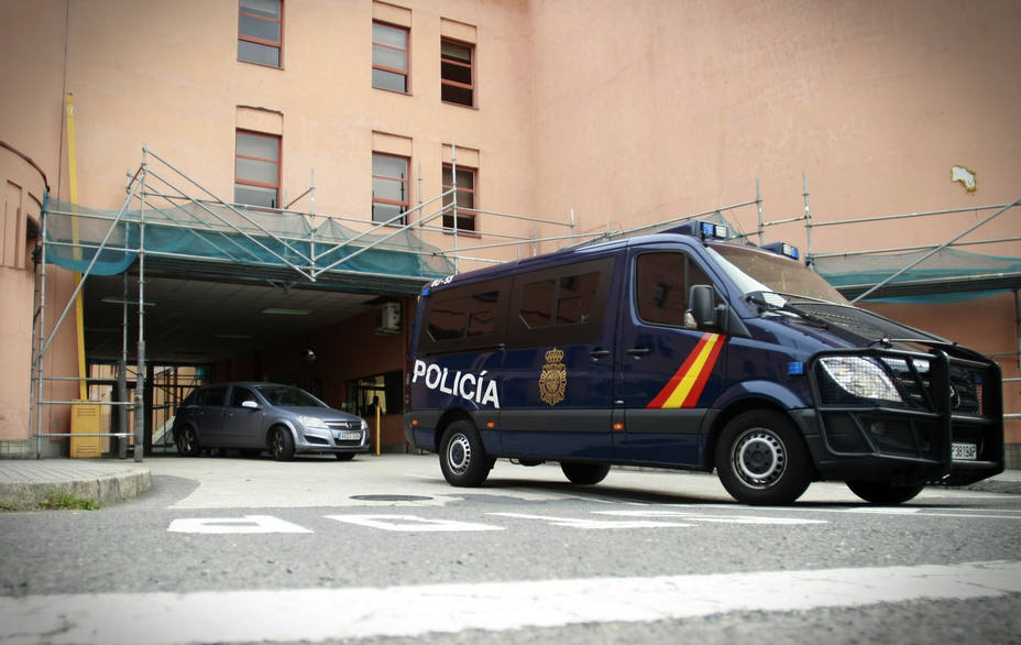La comisaría de La Coruña donde se encuentra detenido, a la espera de pasar a disposición judicial, el padre del niño de 11 años hallado muerto en una zona arbolada del municipio coruñés de Oza-Cesuras