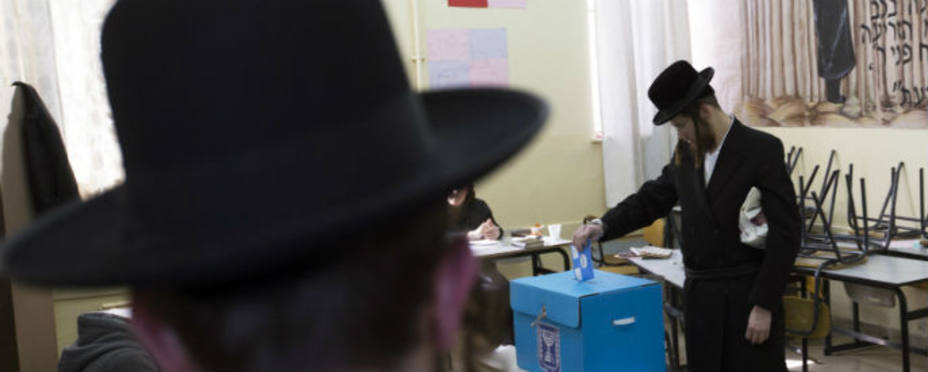 Dos votantes ultraortodoxos acuden a votar en estas elecciones generales. REUTERS
