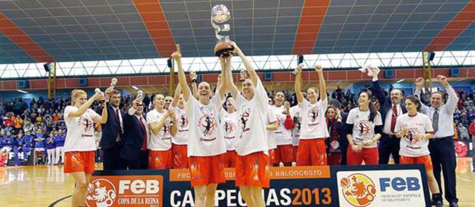 Las jugadoras del Rivas celebran el título (feb.es)