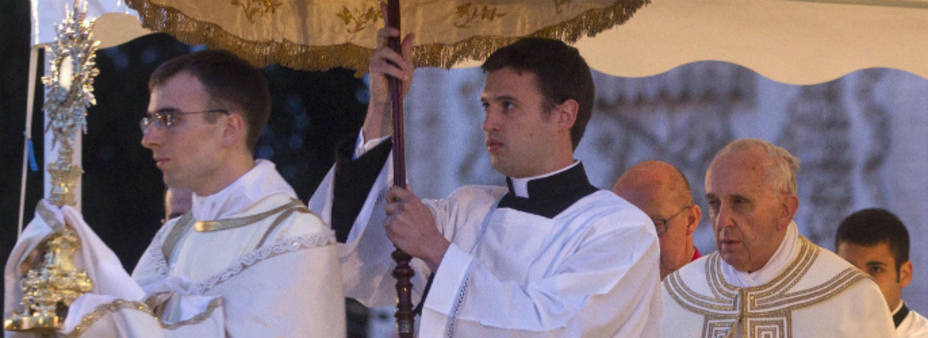 El Papa, durante la procesión del Corpus Christi. Foto: EFE.