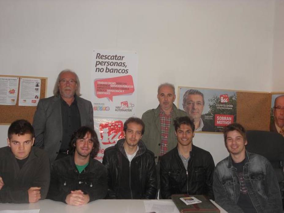 Los 5 jóvenes de la Asamblea Local, junto al portavoz de Hoyo de Manzanares y un representante de IU Comunidad de Madrid