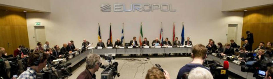 El director de la organización de policía europea (Europol), Rob Wainwright (centro), ofrece una rueda de prensa en La Haya