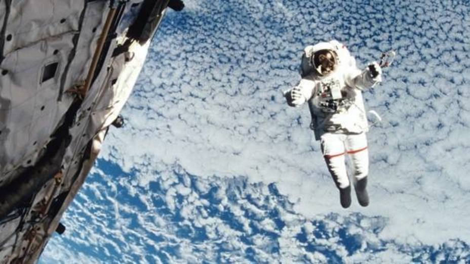 Los astronautas crecen en el espacio, pero en un promedio de entre dos y cinco centímetros