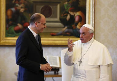El Papa Francisco conversa con el presidente del Gobierno italiano, Enrico Letta. EFE